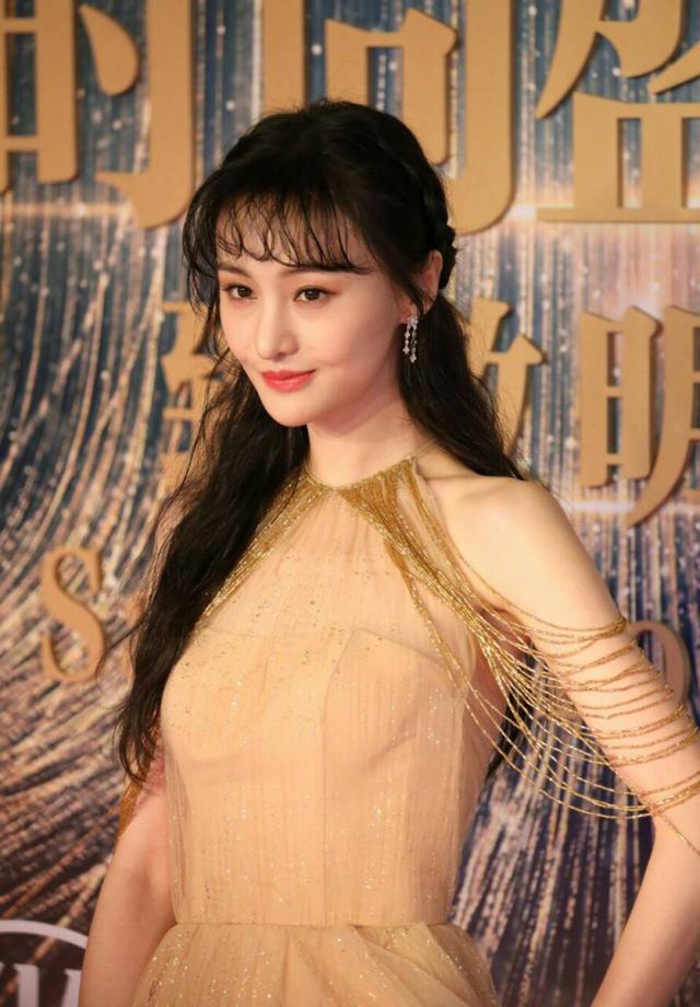 范冰冰与郑爽罕见同框比美,两人分别坐在张朝阳左右,纷纷获奖