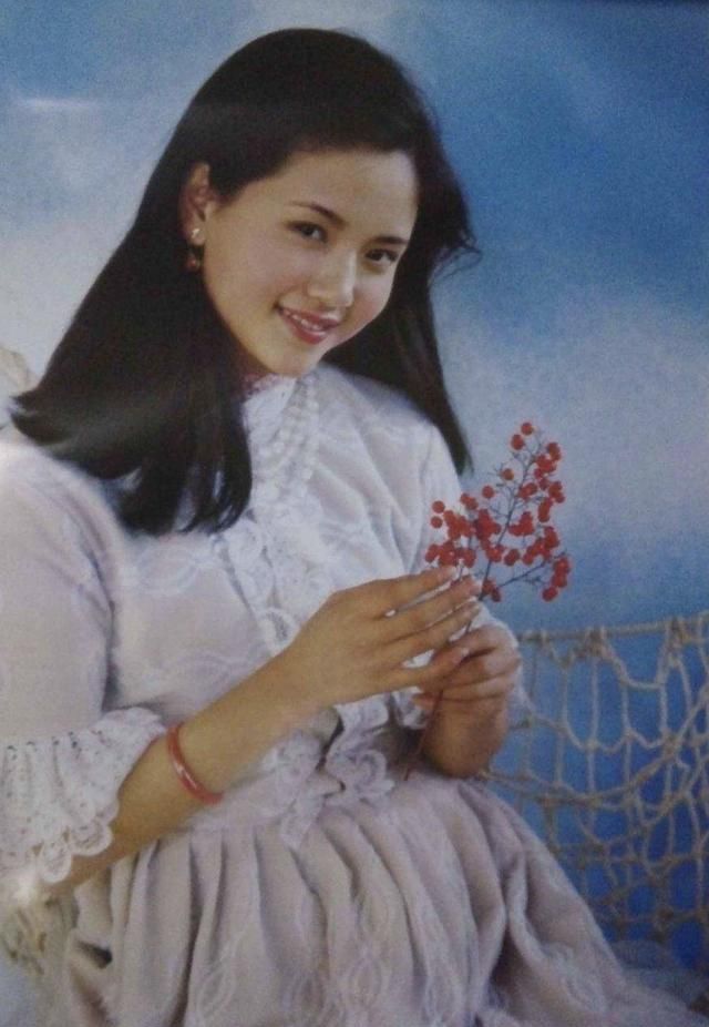 这是陶慧敏第一部担任女主角的电影《美丽的囚徒》