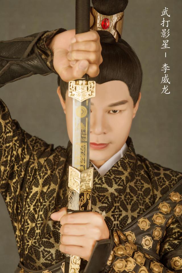 影星李威龙因为个高有型被羡慕所以更红