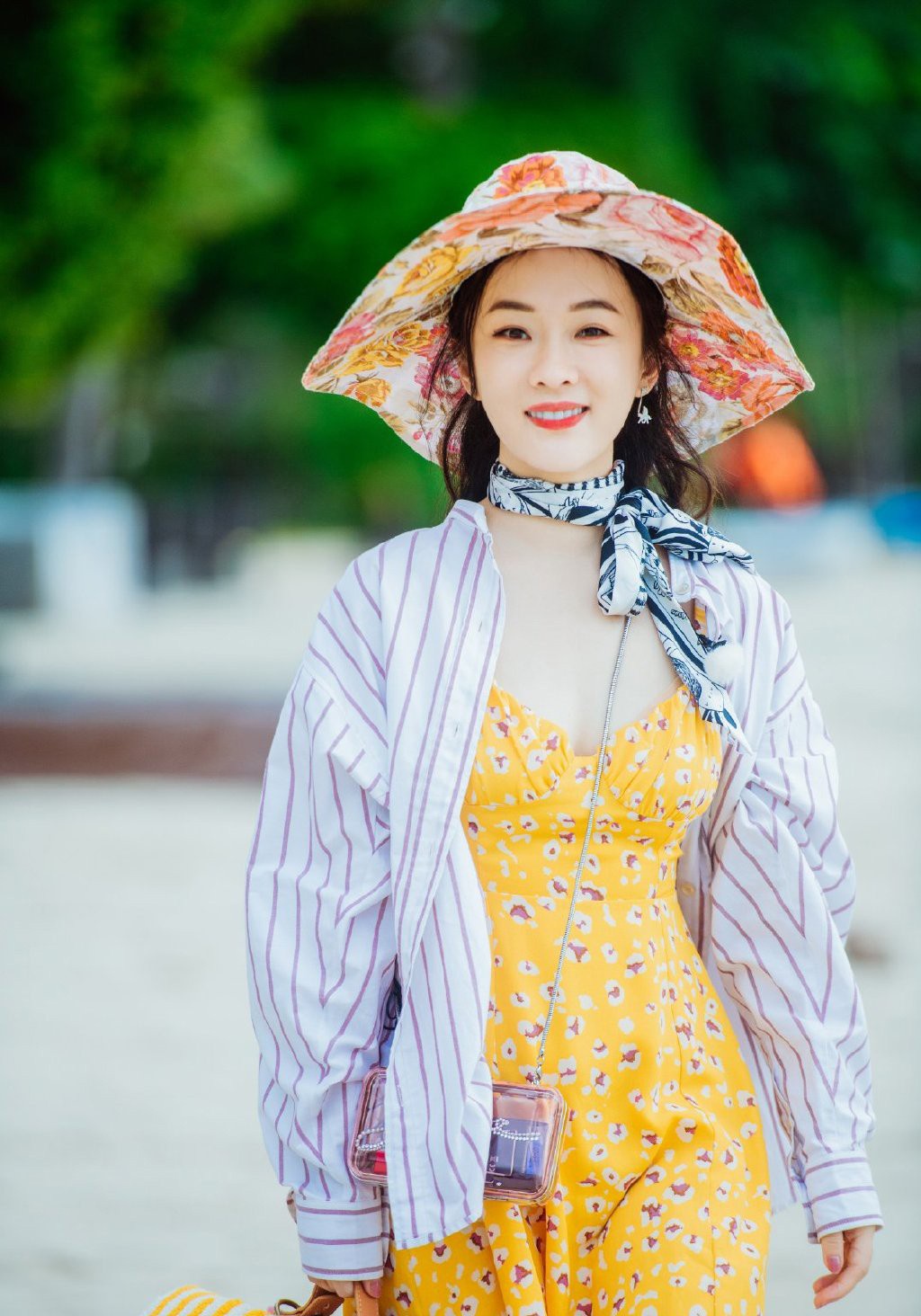 霍思燕穿印花吊带裙,大秀白皙美肌,配条纹衬衫39岁嫩如少女