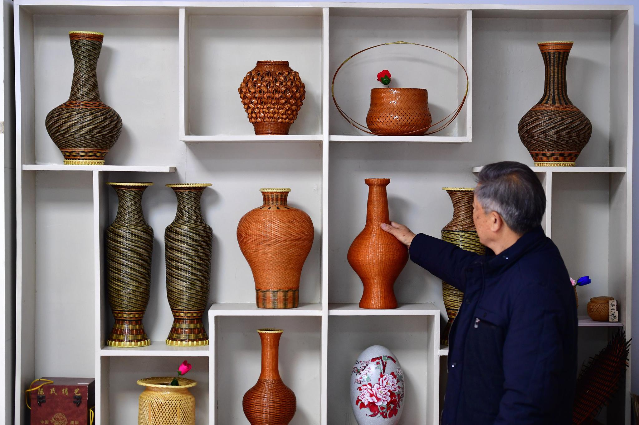 在河南省洛阳市洛宁县陈吴乡大原村,张永杰查看自己的竹编作品