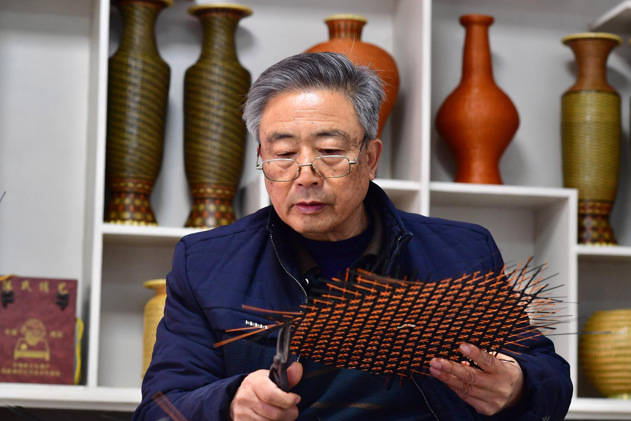 12月18日,在河南省洛阳市洛宁县陈吴乡大原村,张永杰在制作竹编作品.