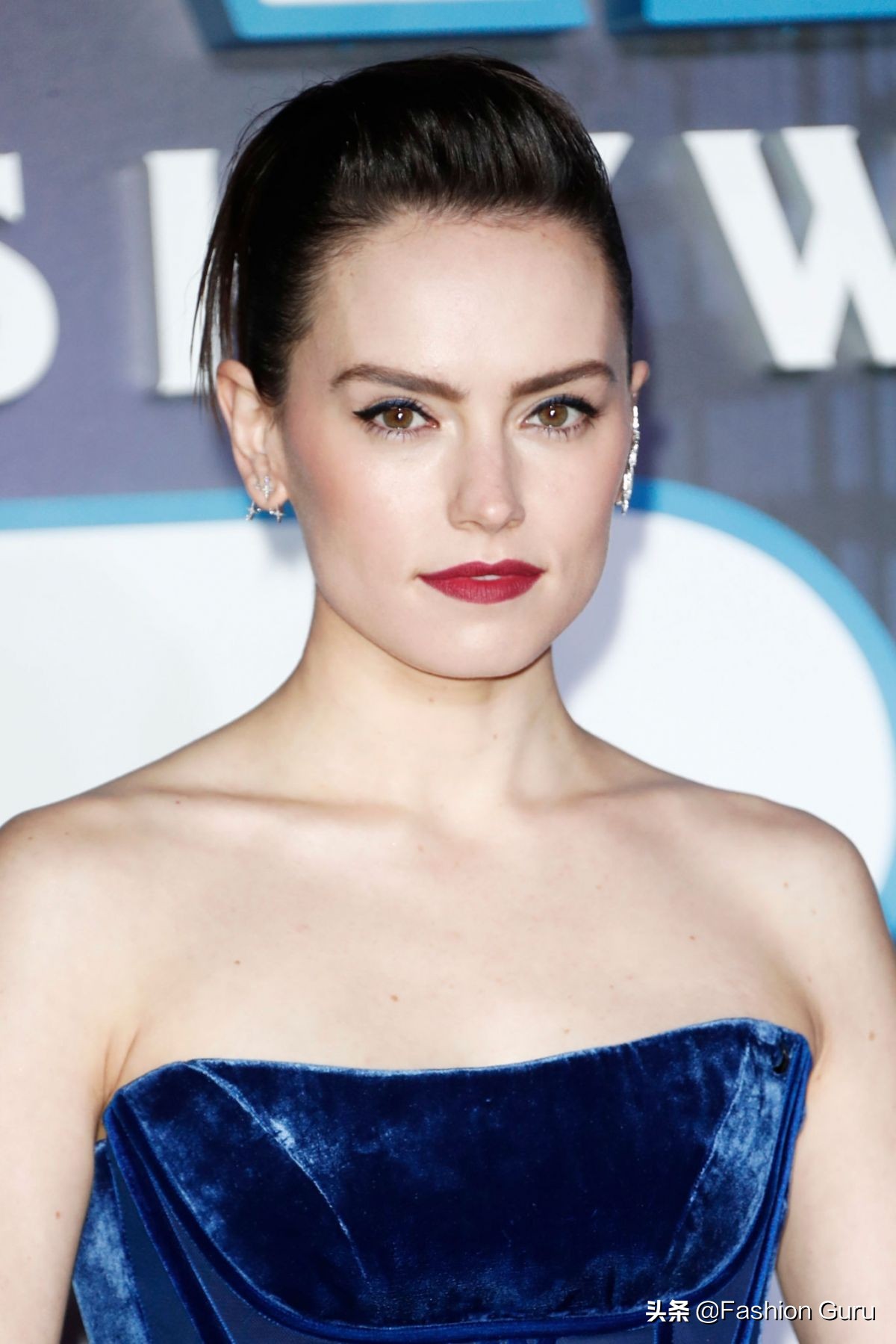 daisyridley蓝色礼服亮相星球大战天行者崛起伦敦首映式