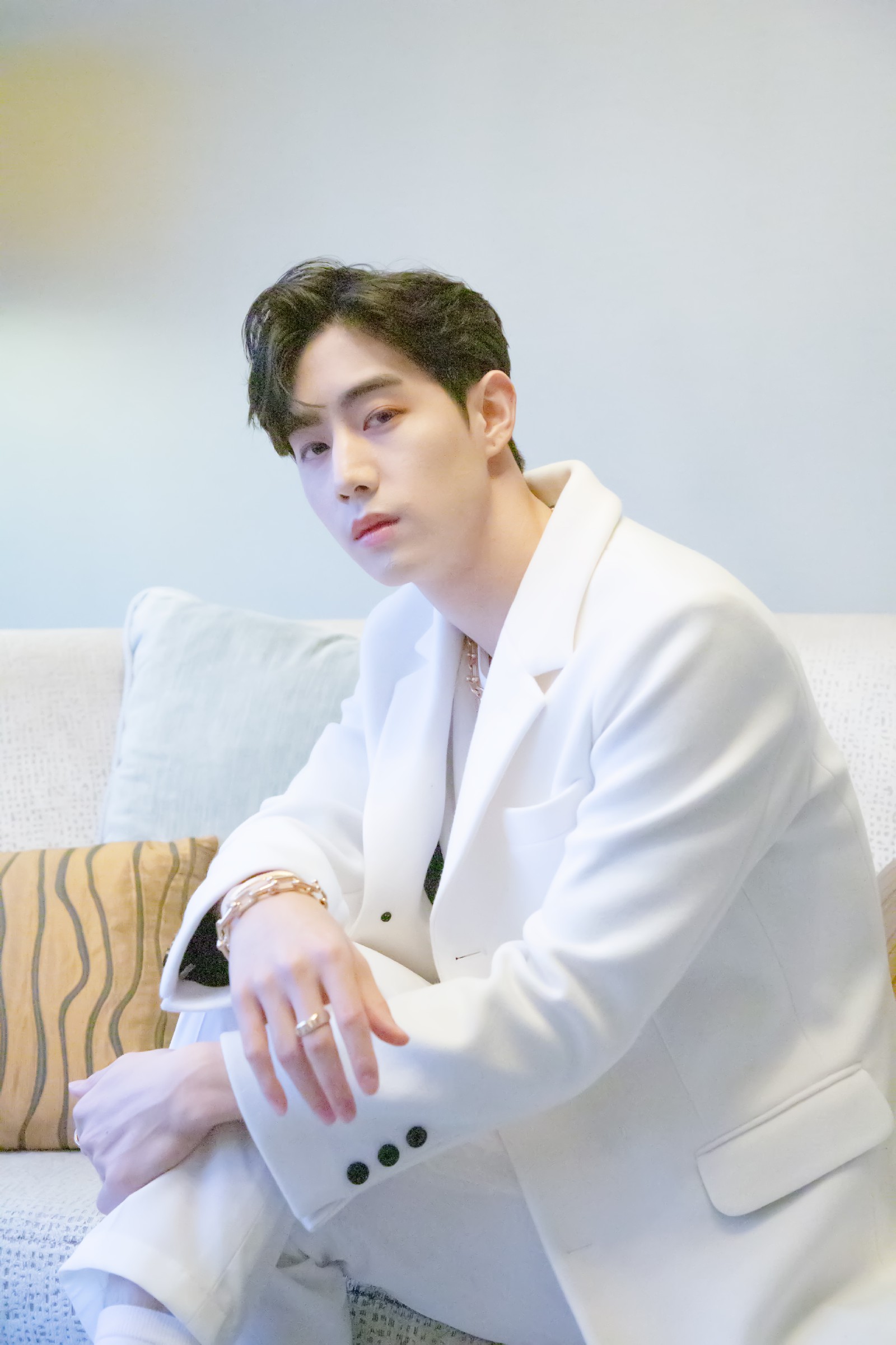 段宜恩人间名画 白色西装尽显简约雅致