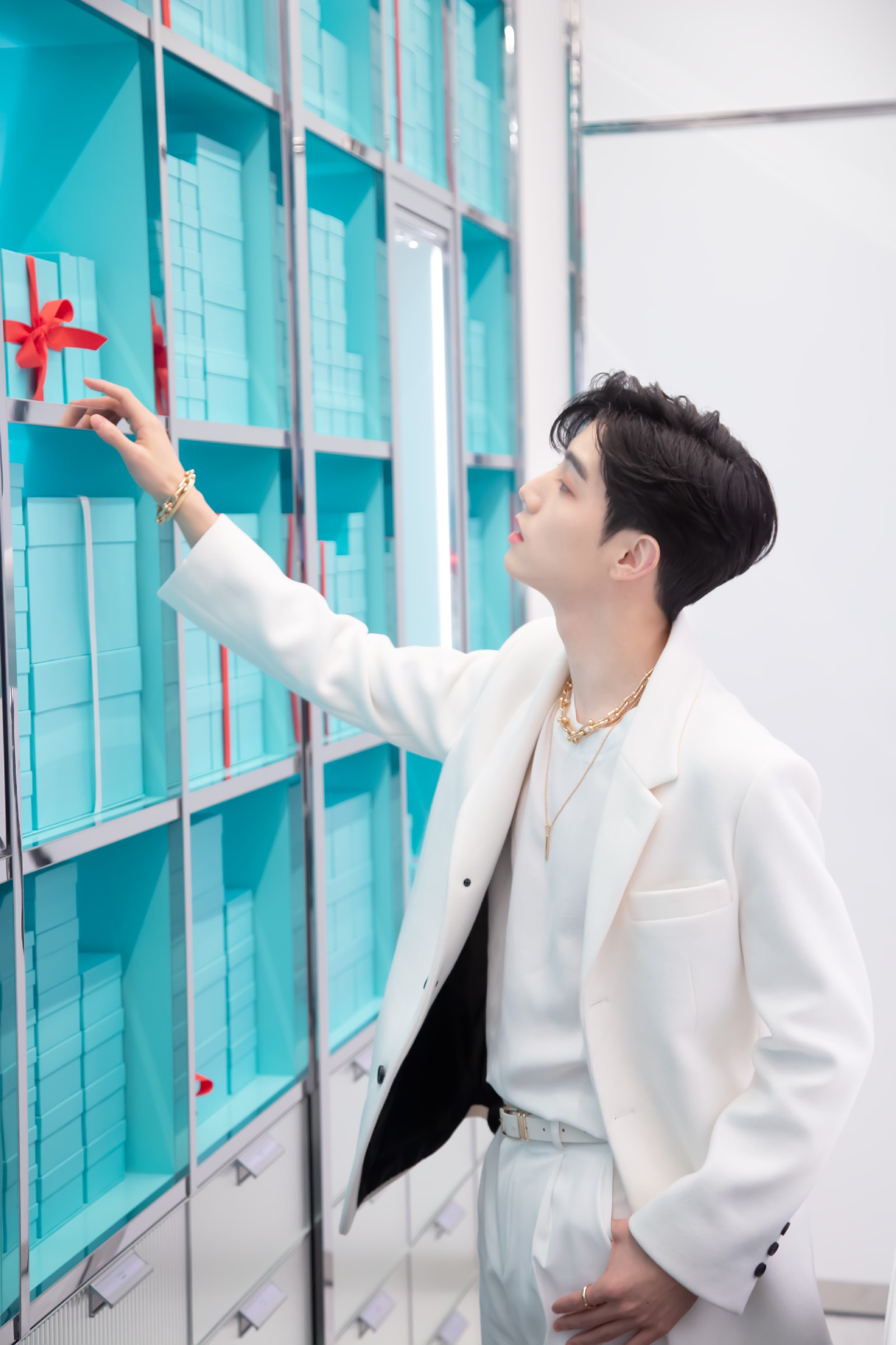 段宜恩人间名画 白色西装尽显简约雅致