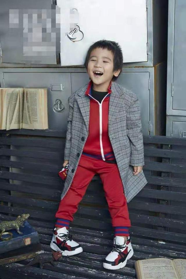 耿乐三岁儿子首上综艺出镜走光时尚感比爸强,太调皮累坏jasper