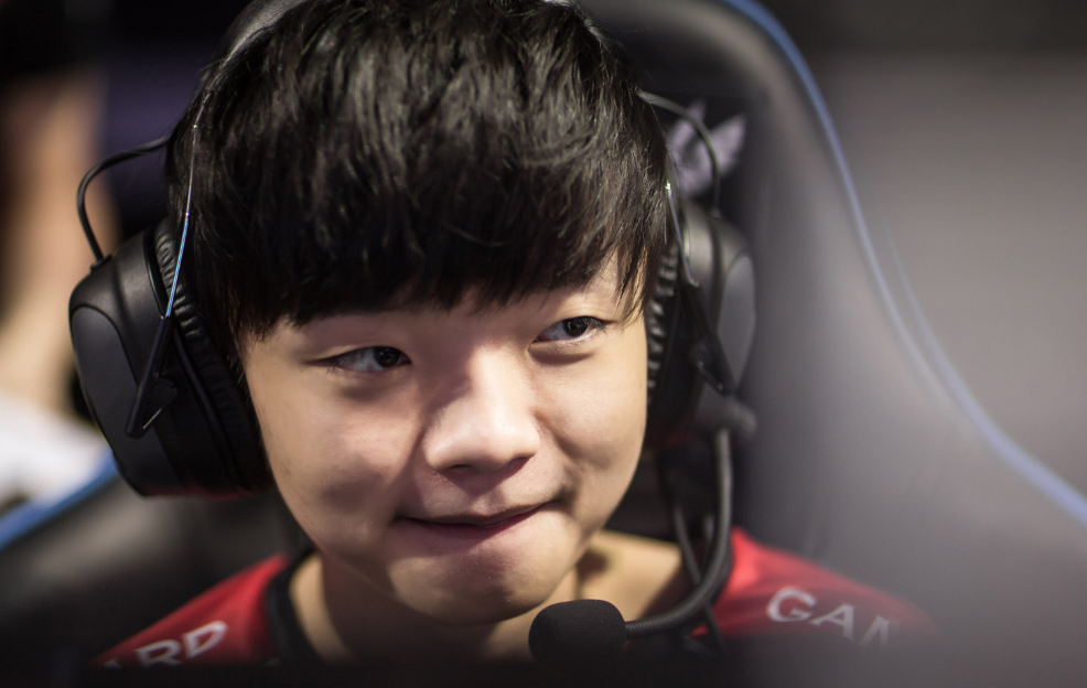 edg教练明凯登场,一身牛仔装帅气无比