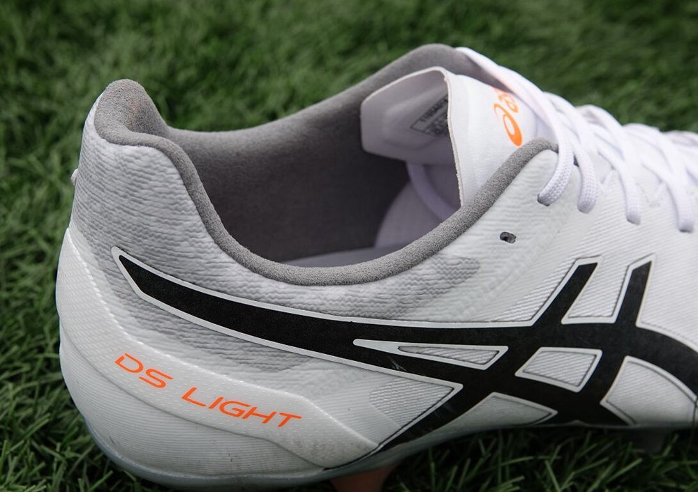 asics发布全新ds light足球鞋
