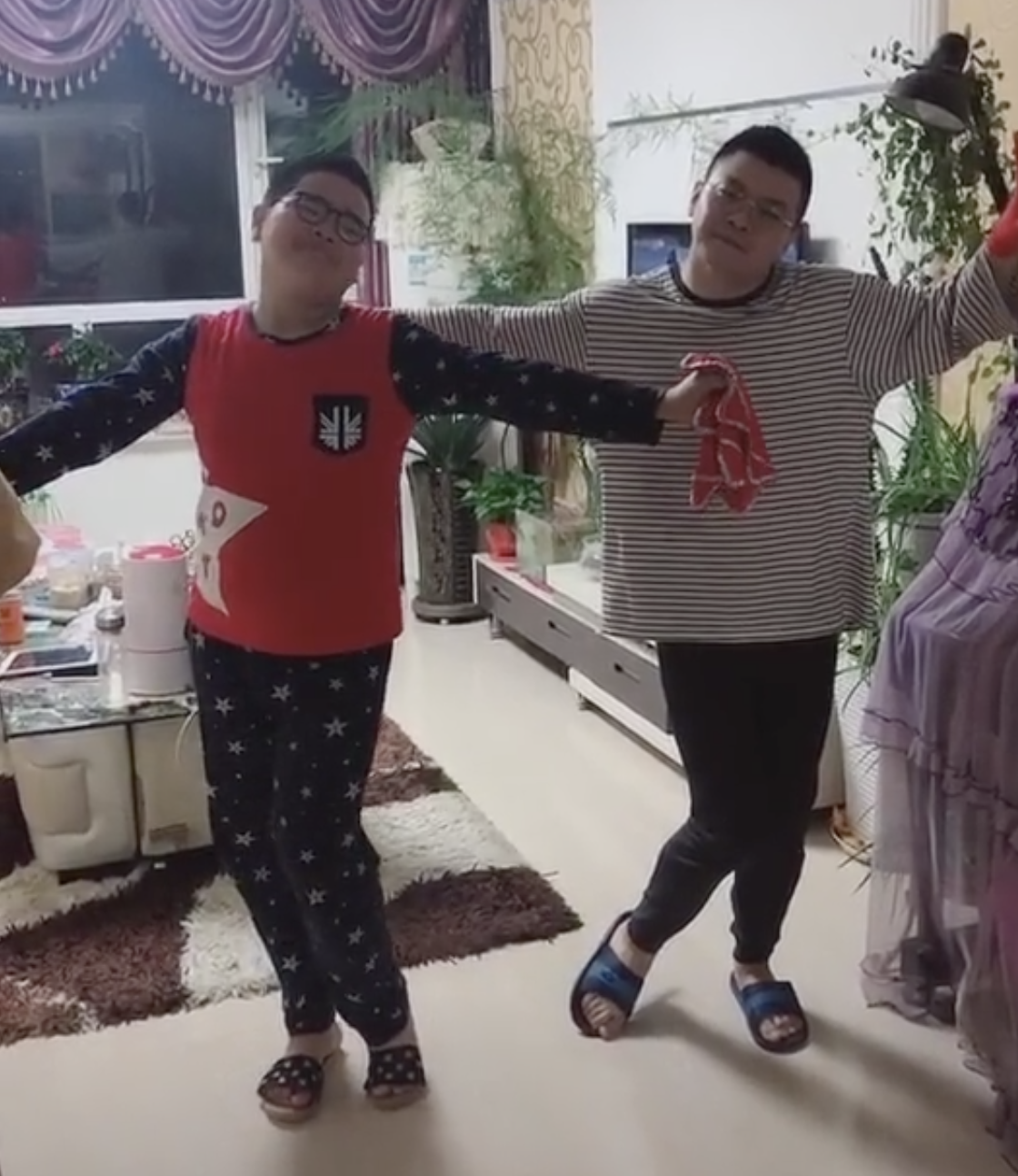 身材壮实差点认不出,网友:飞机变大炮|谢腾飞|曹桐睿|曹星_新浪新闻