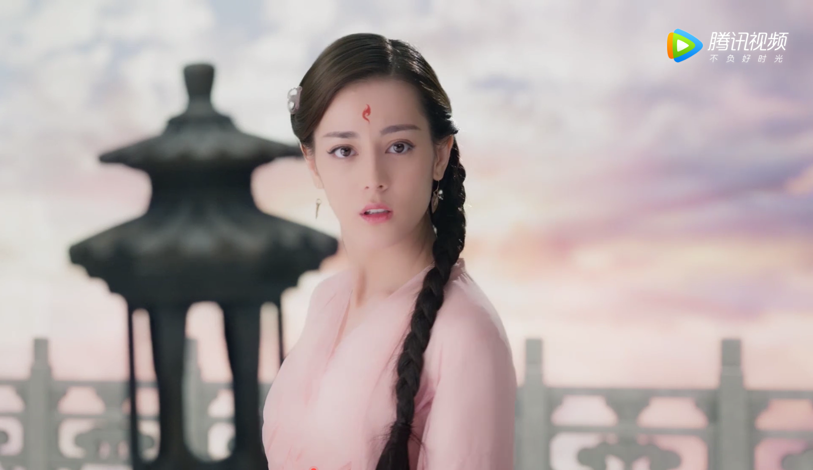 比如白凤九的发型一直是很简单的存在,一条麻花辫成