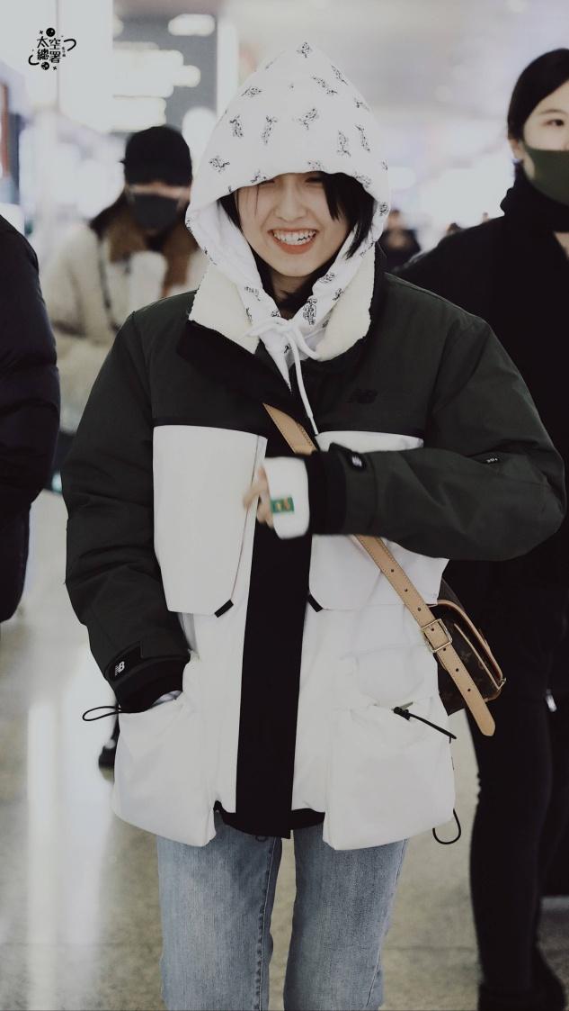 张子枫竹节辫好调皮,卡通毛衫配牛仔裤路演,元气满满少女感十足