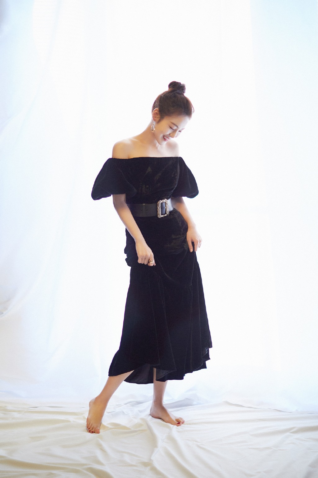 她30岁签约王凯旗下公司,今牛仔装外穿"收腹装",个性又俏皮