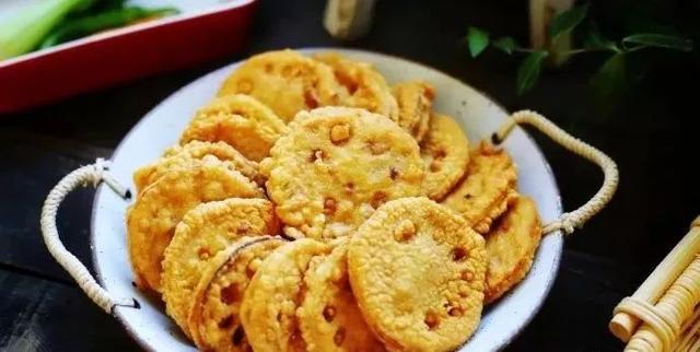 冬天的莲藕不要只会炖汤,教你动手炸藕盒,酥脆好吃