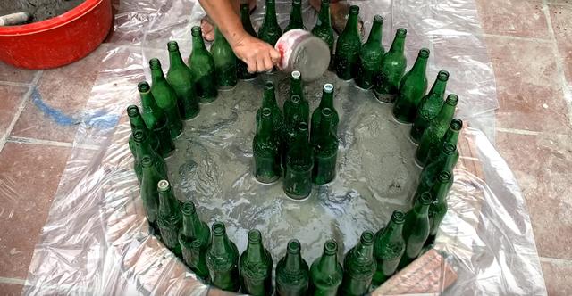 空啤酒瓶还好没扔掉,老爸用来做张桌子,造型别致放院子里很耐用