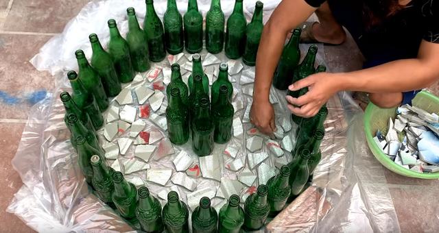 空啤酒瓶还好没扔掉,老爸用来做张桌子,造型别致放院子里很耐用