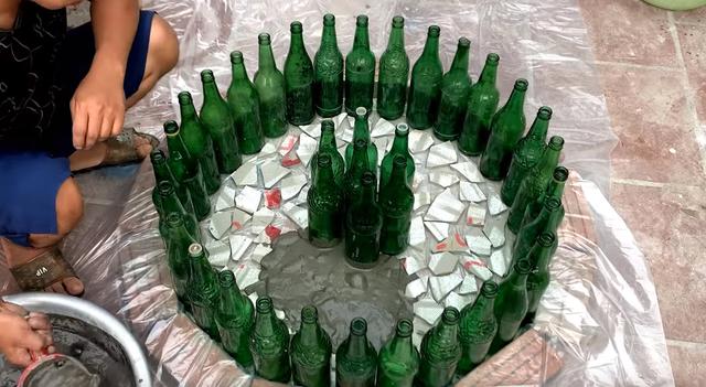 空啤酒瓶还好没扔掉,老爸用来做张桌子,造型别致放院子里很耐用