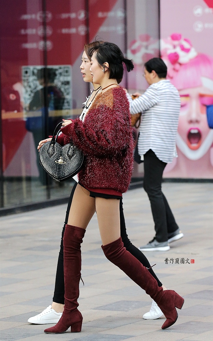 街拍:走路不累的粗高跟高筒靴美女|高筒靴|高跟|美女_新浪网
