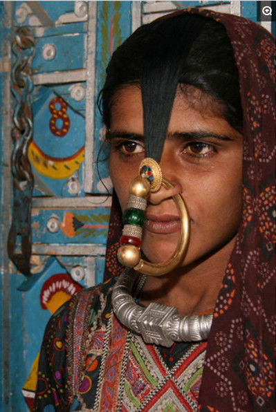 印度鼻环算什么,真正厉害的是这,在鼻子上塞这东西
