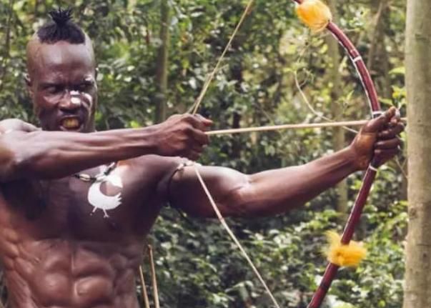 非洲最强壮部落：男性可以徒手撕生牛肉，女性繁衍方式让人无语