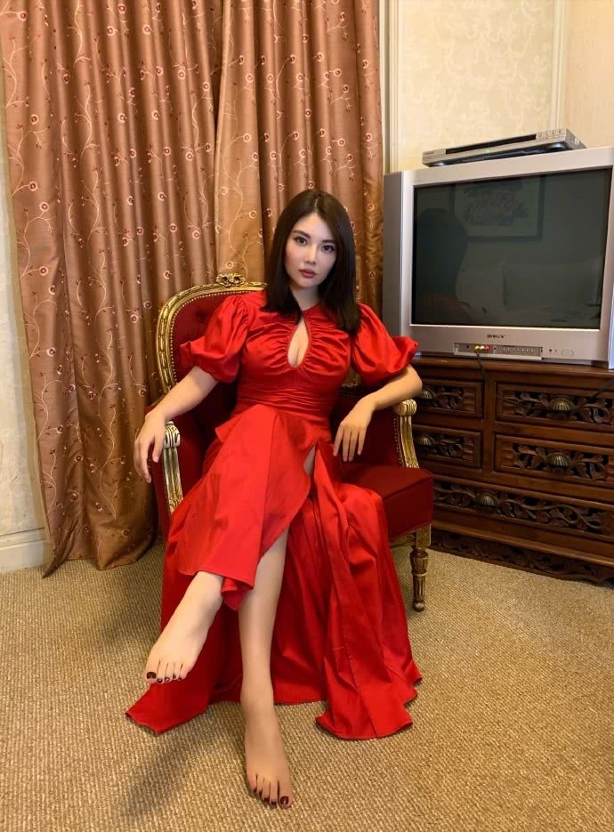 昔日"大嫂"徐冬冬写真,看到她的"女王坐"后,霸气.