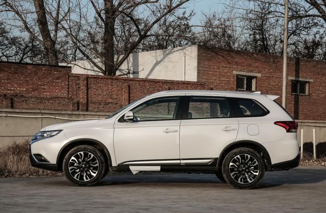 三菱欧蓝德车主提车作业,全款落地17.28万,来听车主怎么评价!