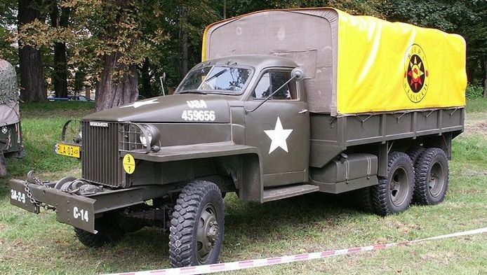 重新书写了战争的规模,坦克的出现拉开了机械化战争的序幕,飞机的加入