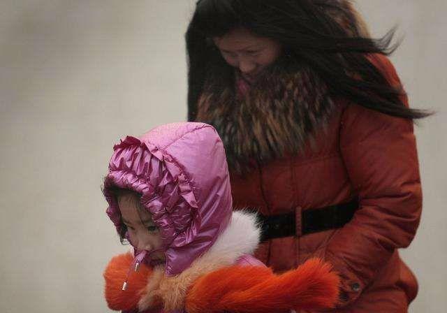 孩子里三层外三层,被裹成了"粽子",给孩子穿衣服应合理科学