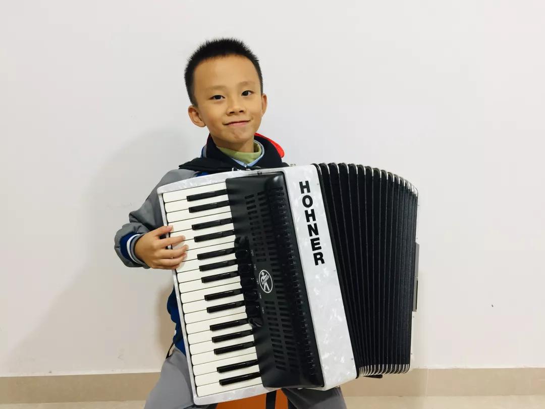 2019年荣获第六届"鹦鹉杯"全国手风琴展演儿童组优秀奖,展演组金奖