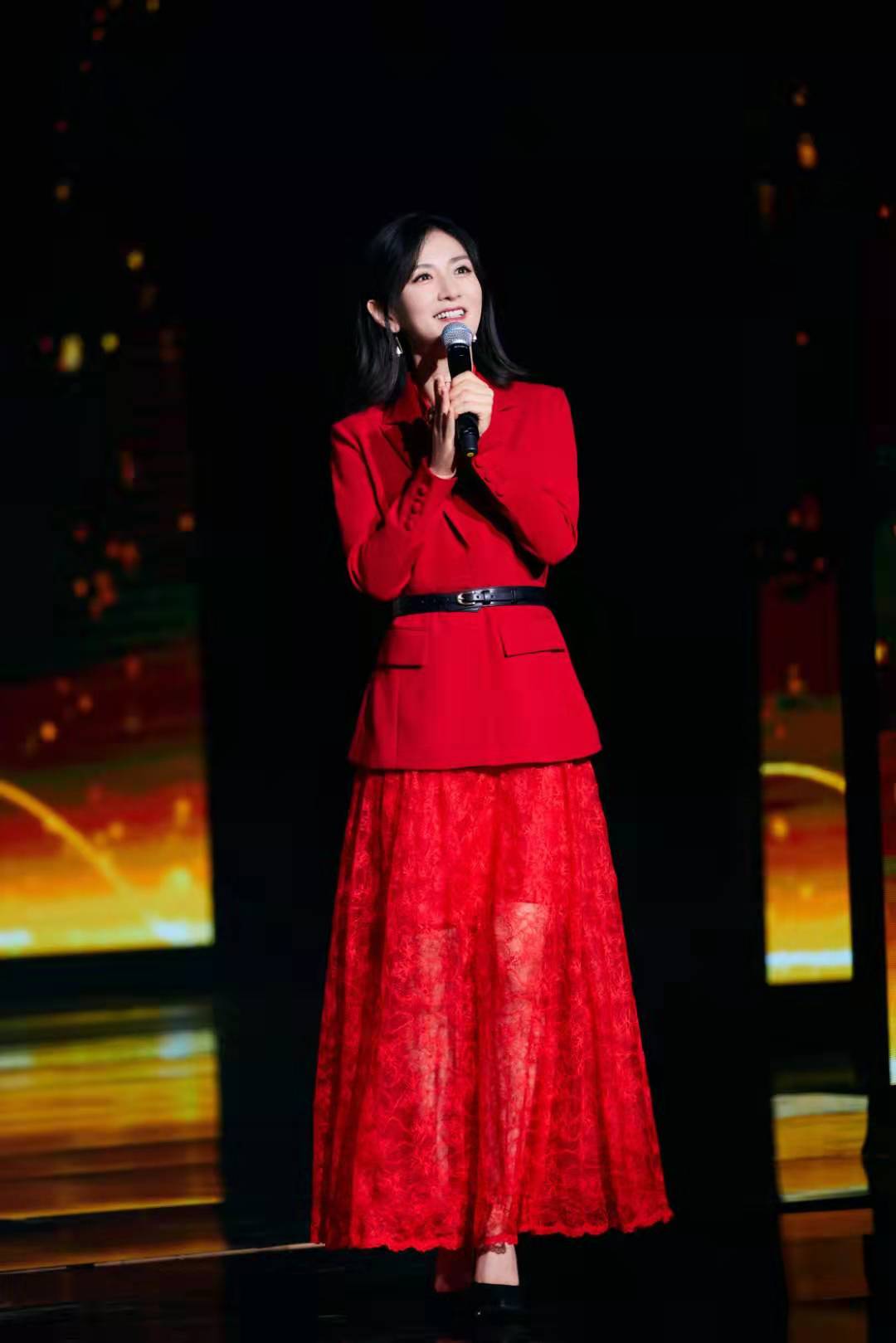 谢娜再登央视舞台,一袭粉色斗篷长裙主持《直通春晚》,美得耀眼