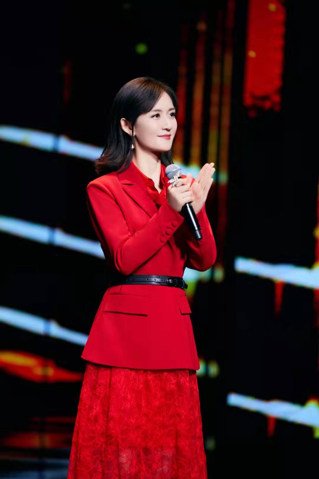 谢娜再登央视舞台,一袭粉色斗篷长裙主持《直通春晚》,美得耀眼
