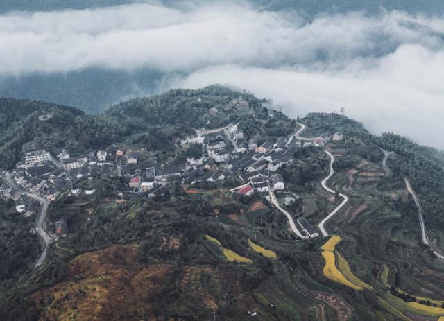 浙江藏一"云中村",云雾缭绕犹如"天空之城",游客慕