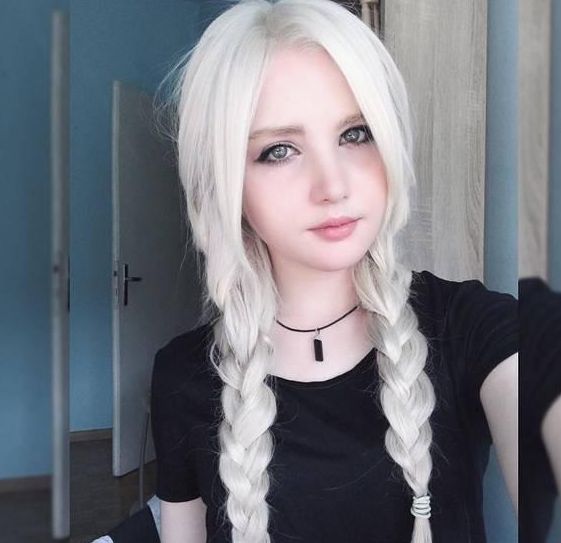 这位俄罗斯女孩天生银发被称精灵从小就能自力更生