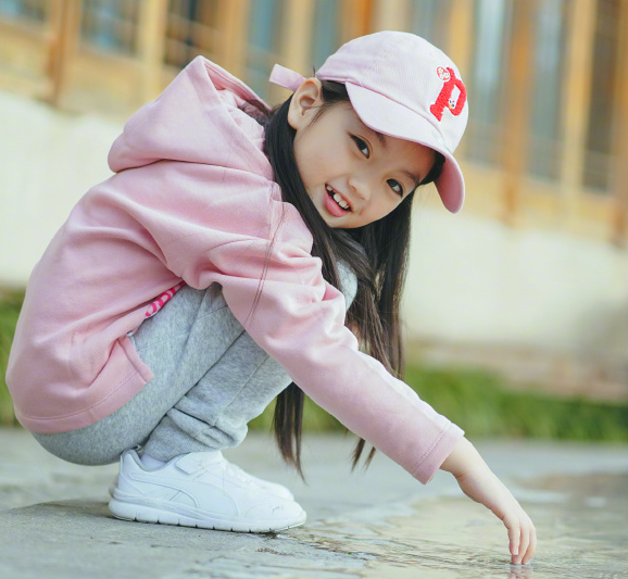 有一种整容叫阿拉蕾长大,颜值直线飙升,衣品也是美翻了!