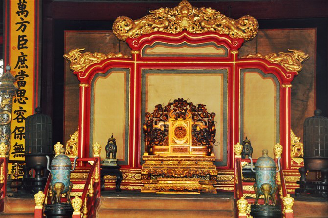 皇宫里的龙椅,到底是用什么材料做的?说出来你都不敢相信