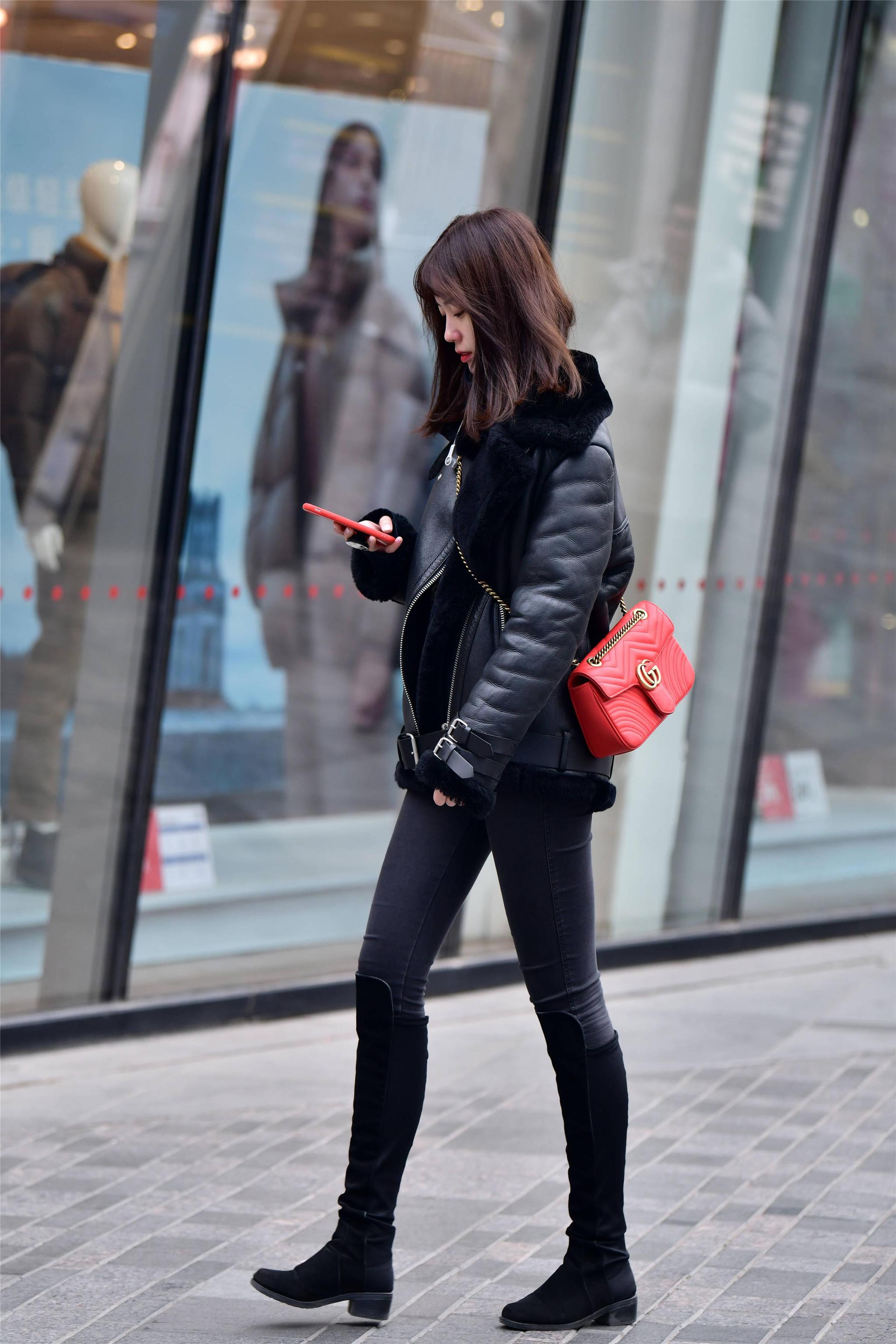 紧身牛仔裤搭配过膝长靴,羊羔毛的夹克,保暖时尚还个性