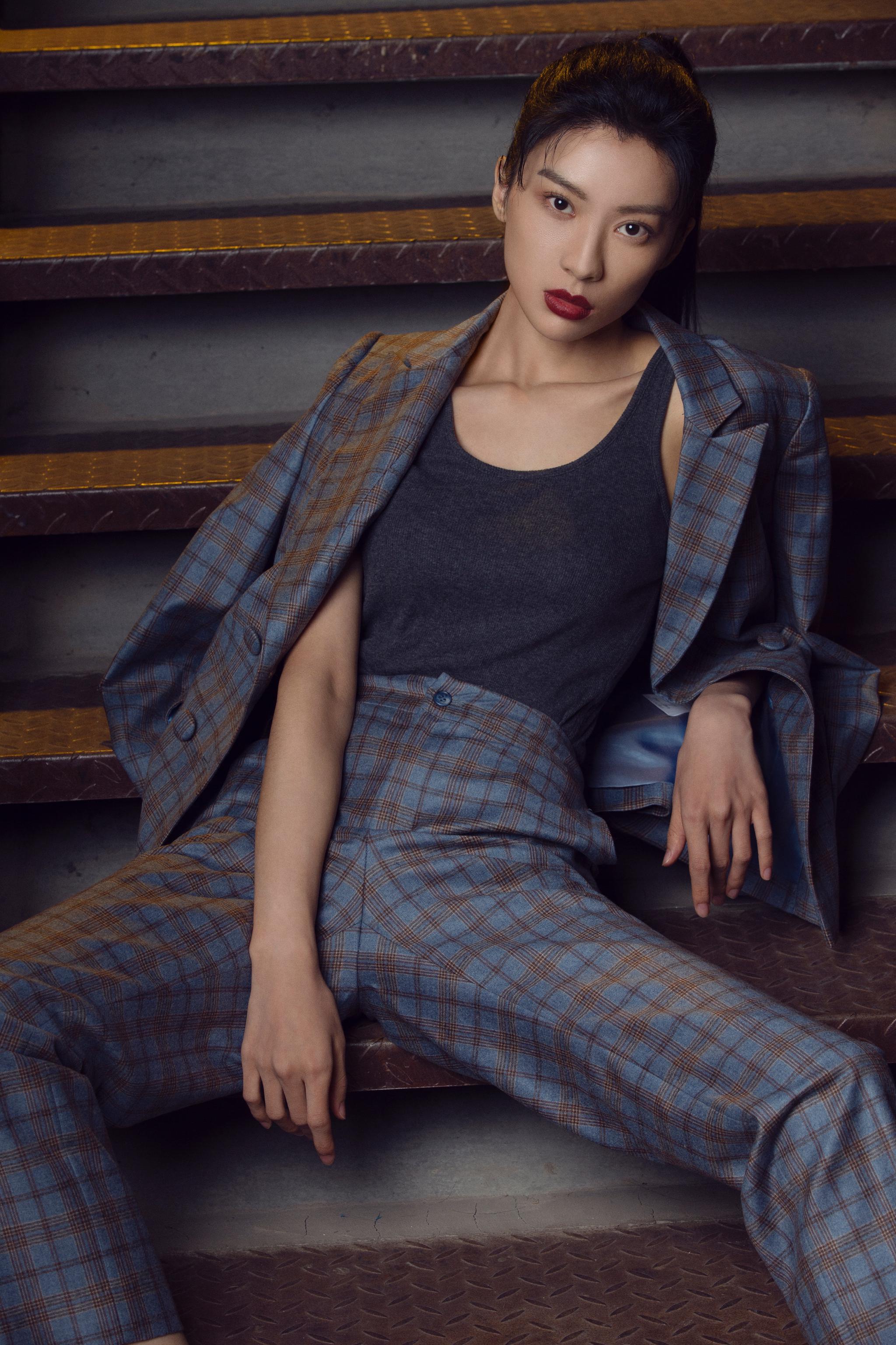 童苡萱干练西装帅气开撩 冬日里cool girl来了!