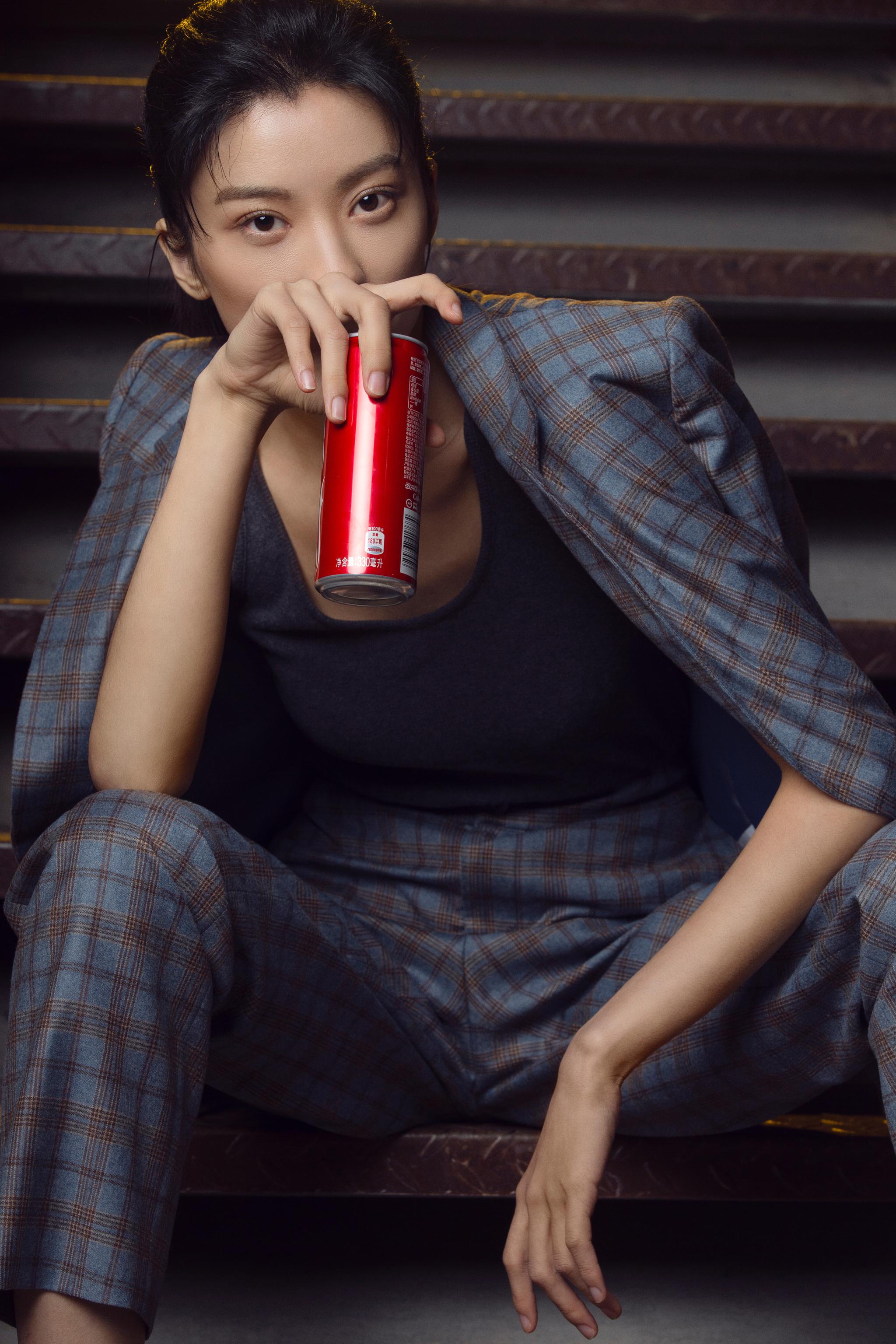 童苡萱干练西装帅气开撩 冬日里cool girl来了!