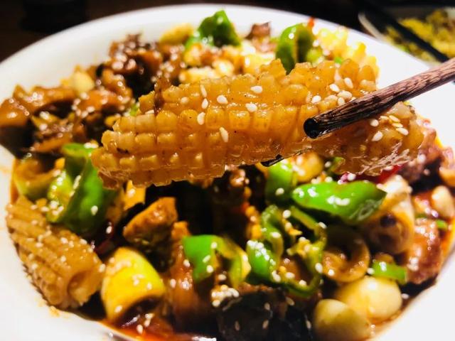 炒香辣鱿鱼花,香辣入味,鲜嫩可口,吃起来很有嚼劲