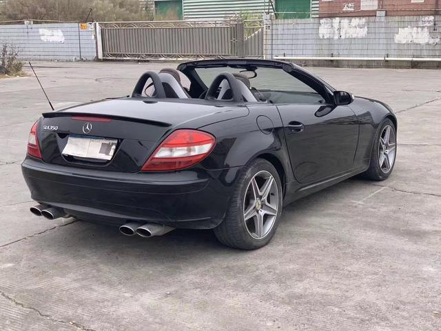 实拍这辆奔驰slk350仅售7万,让您在风中享受着路人羡慕的目光