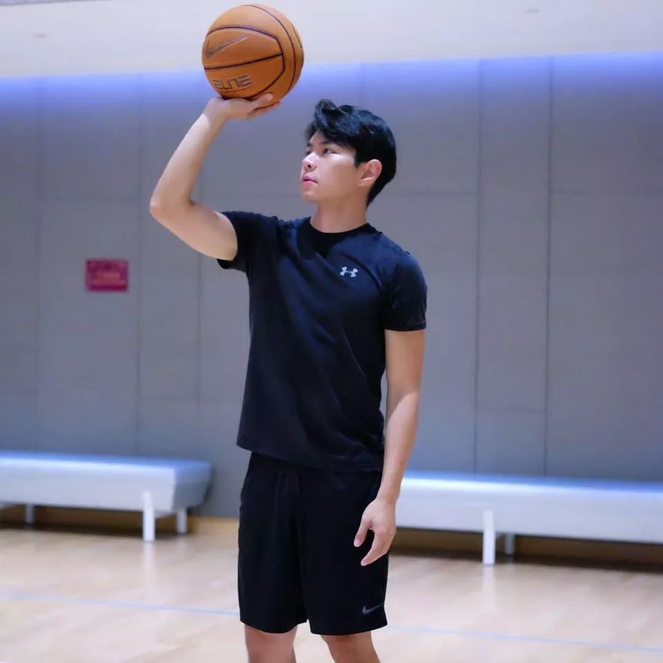 问到二人怎样认识时,他表示与戴祖仪有一齐打篮球,所以认识.