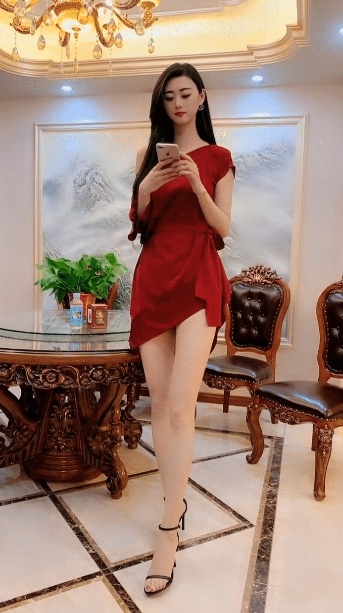 美女1米8还穿高跟鞋,男朋友的压力不是一般的大