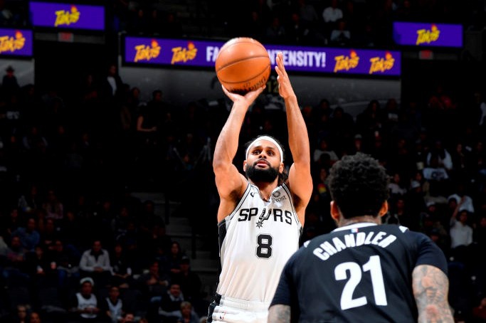 米尔斯全场三分10中7砍27分助球队取胜