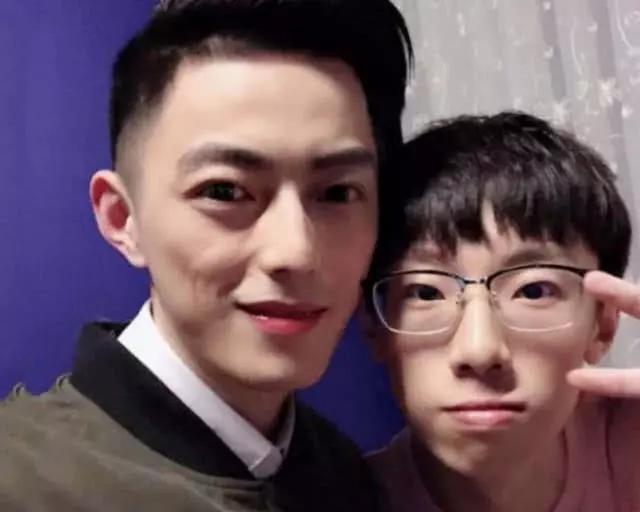 智勋真实身高1米8?"特殊"量高方式曝光,宝蓝45°角火了