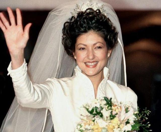 毕业后的文雅丽就职于怡富集团和花旗银行,成为了一名券经纪人.