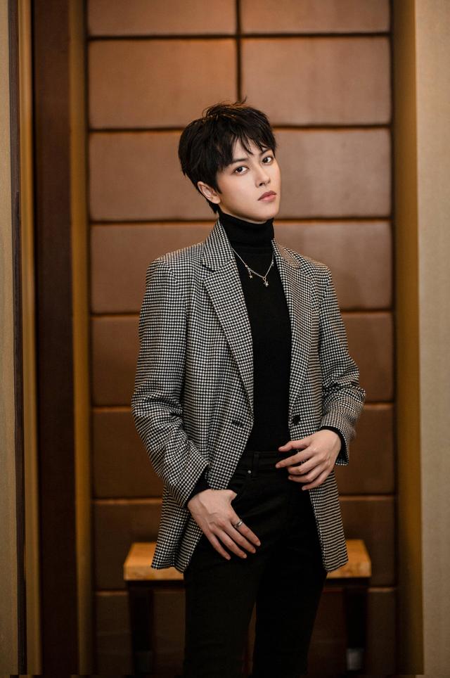 换上现代装的邢恩,帅气不减更添洒脱利落,在前几日举办的国剧盛典红毯