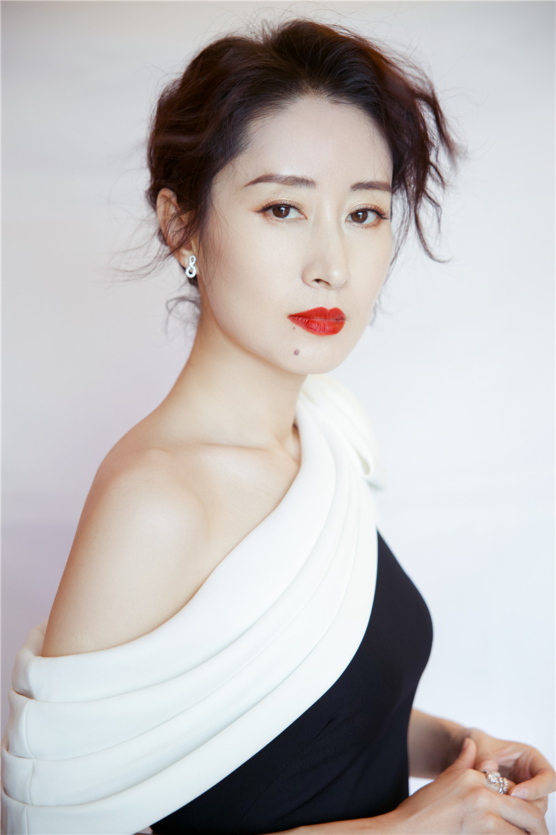 刘敏涛斩获“最佳角色女演员”大奖新剧《精英律师》今晚强势开播