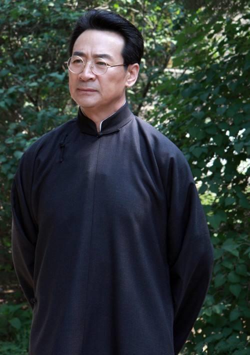 62岁寇振海全家照,娶小21岁娇妻,54岁老来得子