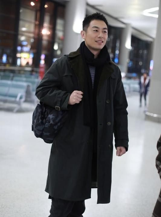 朱亚文现身机场穿翻领大衣有男人味留毛寸发型颜值也好看