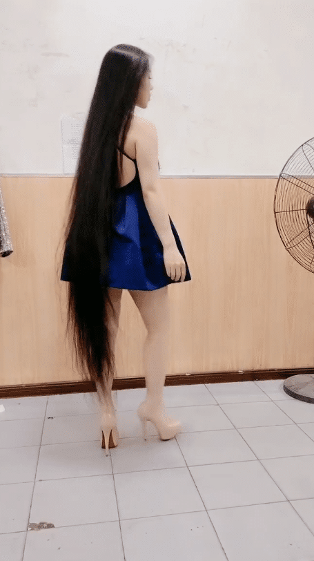 白皙美丽的少妇长发都快拖地了