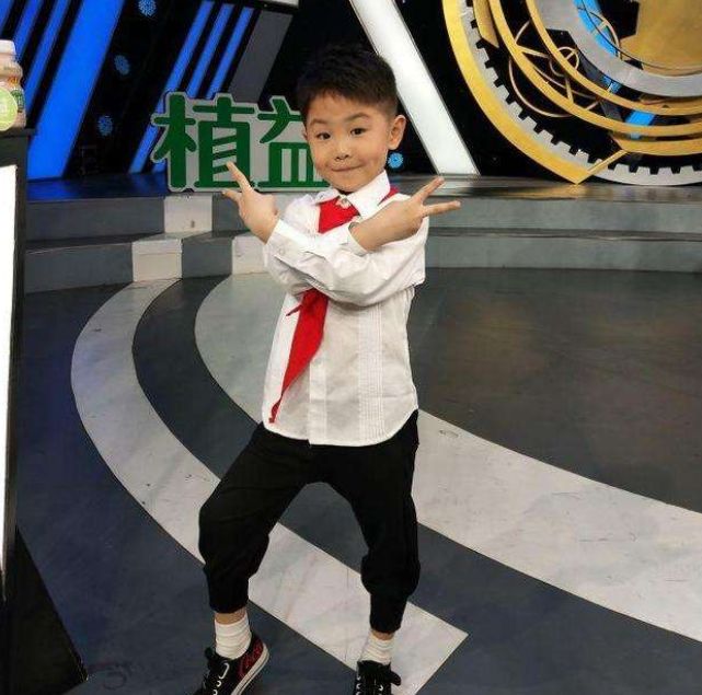 有种"逆袭"叫张峻豪长大了,昔日呆萌小光头,如今逆袭成小男神